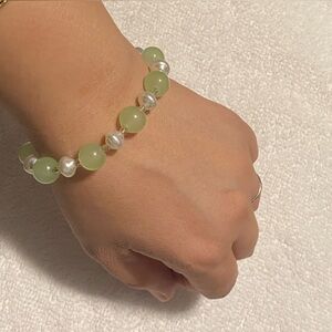 💚 Green Jade & Freshwater Pearl-Inspired Bracelet